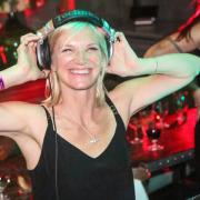 Jo Whiley on the decks (photography: Jane and Oli, CotswoldsWeddings.net)