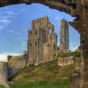 Corfe Castle by Neil Howard (creativecommons.org/licenses/by-nc/2.0/) via flic.kr/p/bforKa