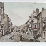 Broad Street, Lyme Regis in 1910.  The Prince of Wales spent a night in The Lion as a teenager in 1856, after which the Royal was added