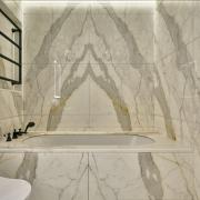 Continuing the veining from the wall to the front of the bath gives a feeling of harmony