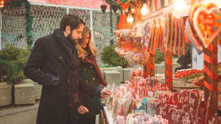 Sample tasty treats, get your Christmas shopping sorted and soak up the festive atmosphere at a Christmas market this year. (c) Getty Images/iStockphoto