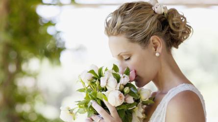 How to manage frustrating hay fever on your wedding day