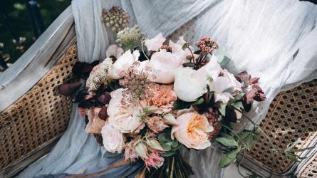 A beginner's guide to choosing your wedding flowers 